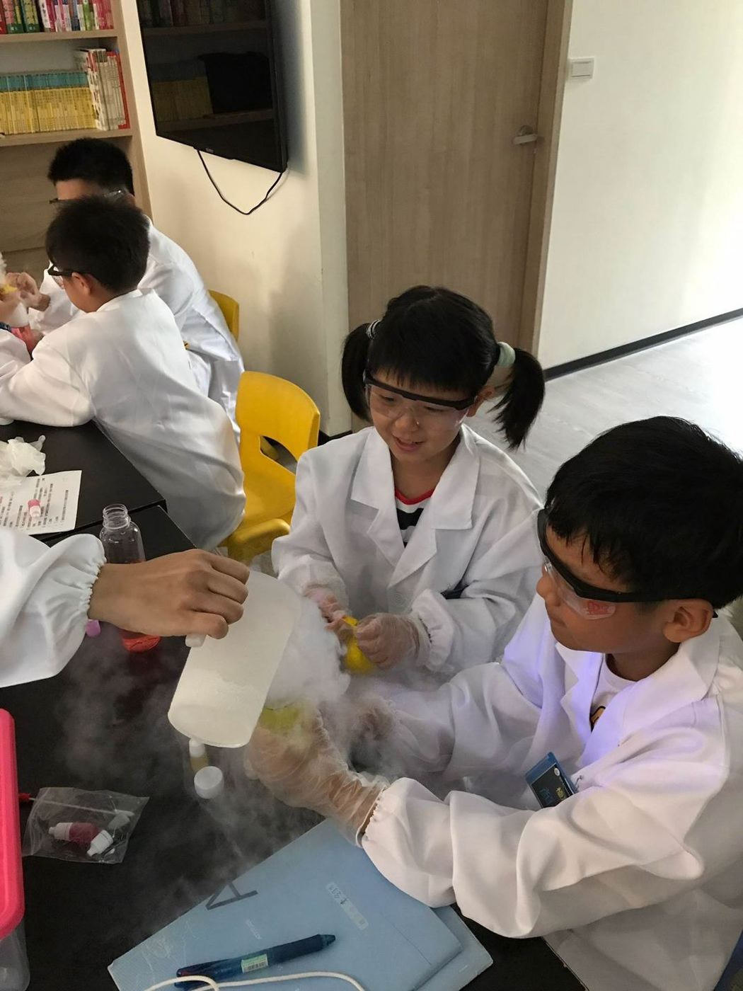 國小學生用瓶子收集乾冰產生的氣體