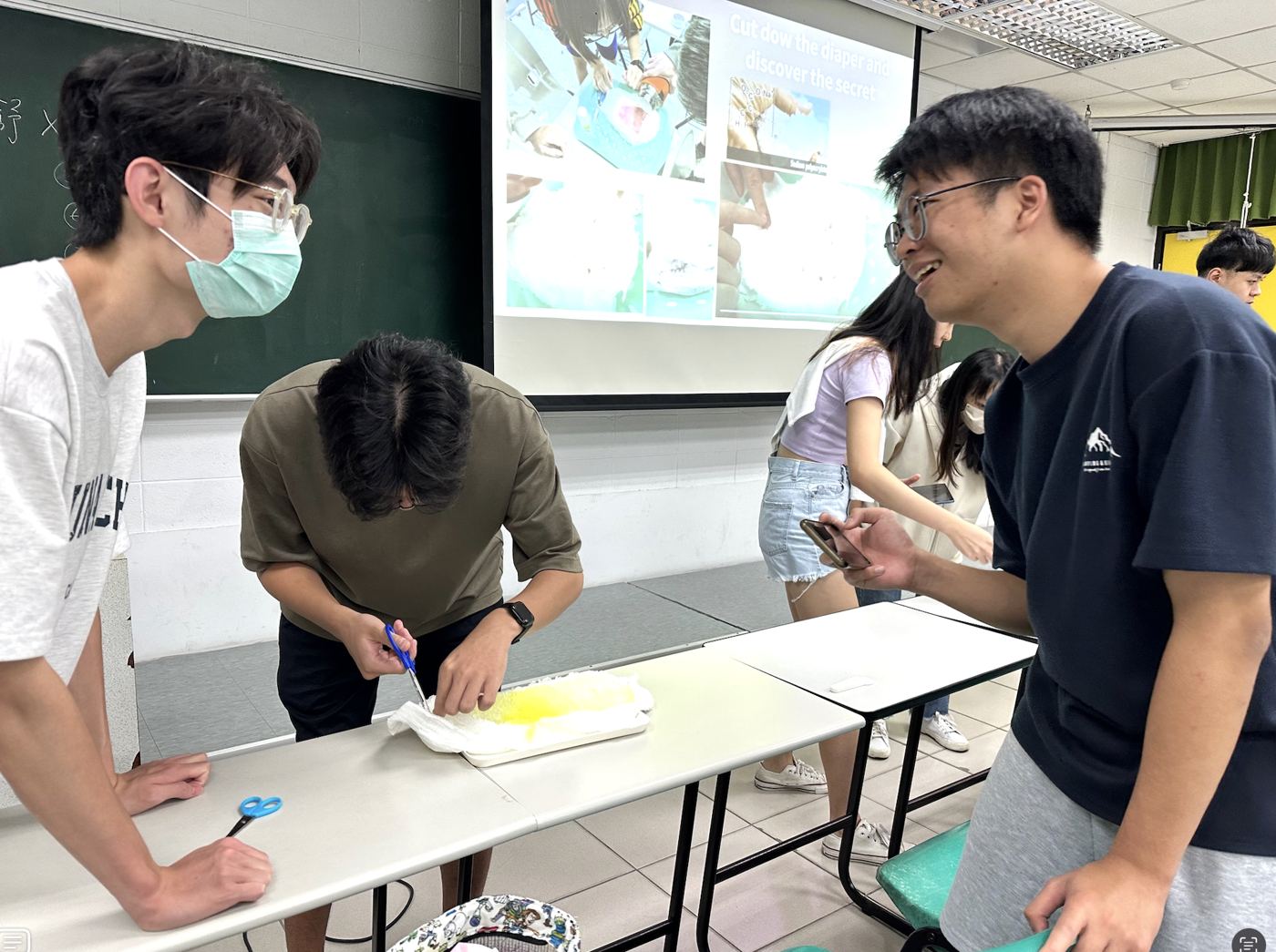 學生在桌上進行尿布吸水測試
